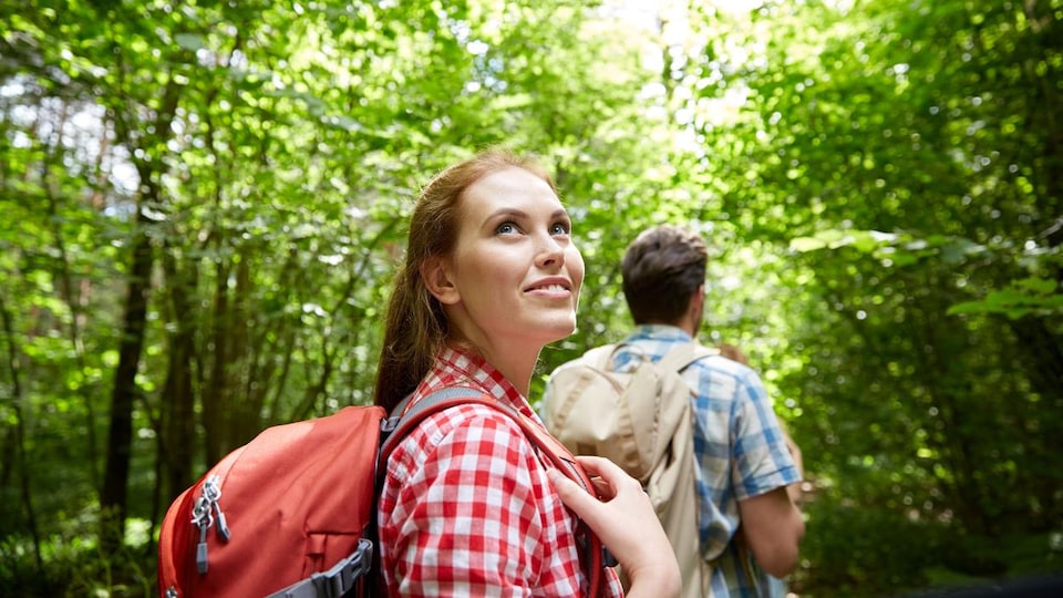 Un couple fait une randonnée en forêt