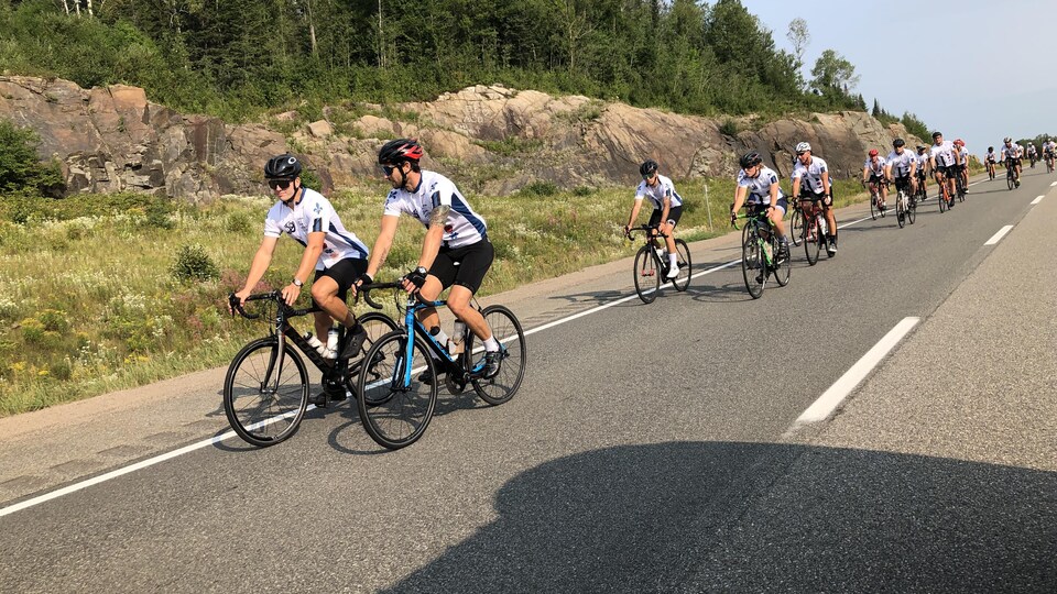 Des cyclistes descendent une côte.