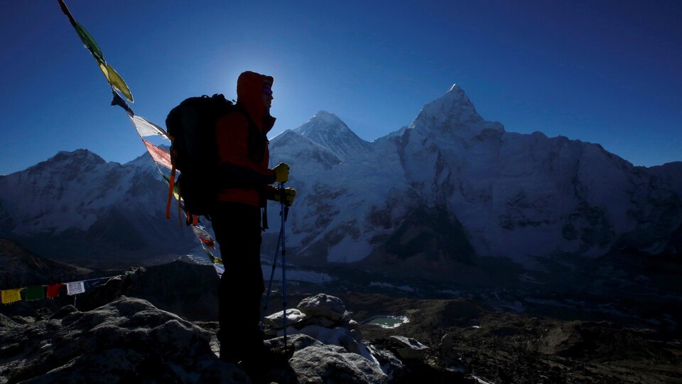 Un randonneur devant le mont Everest, qui culmine à 8 850 mètres à Kala Patthar dans le district de Solukhumbu.