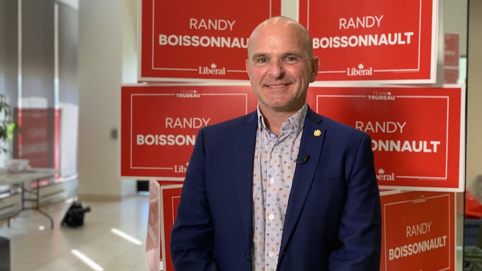Le candidat libéral Randy Boissonnault fait campagne pour reprendre le siège d'Edmonton-Centre qu'il a occupé de 2015 à 2019. 