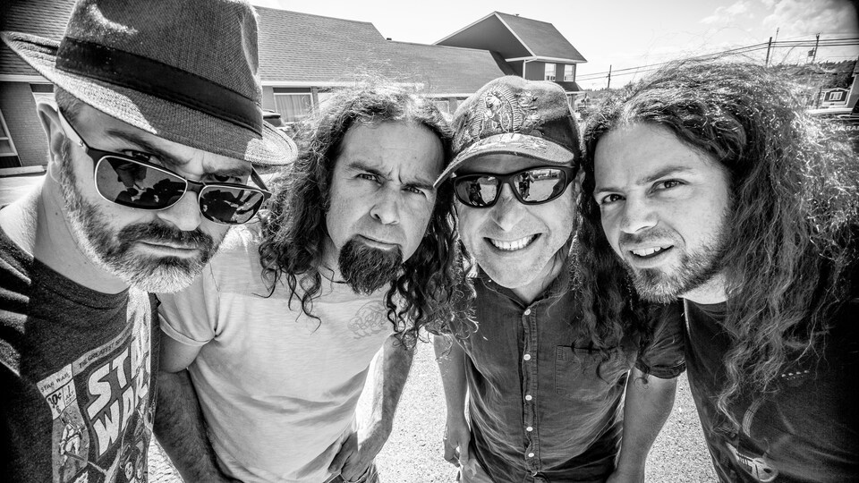 La photo officielle d'un groupe de musique.