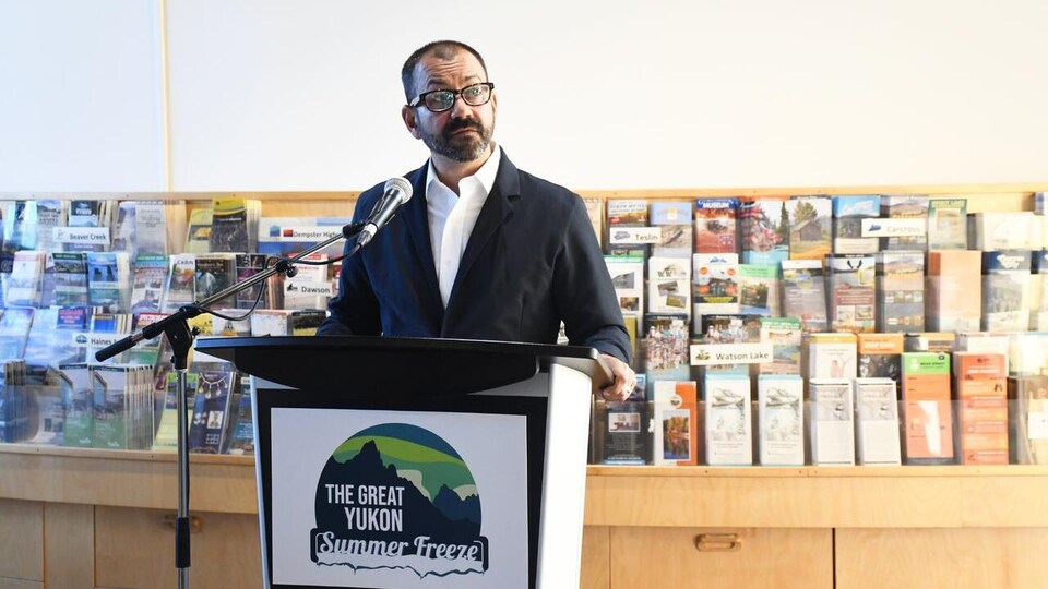 Ranj Pillai, ministre du Développement économique du Yukon parle au micro.