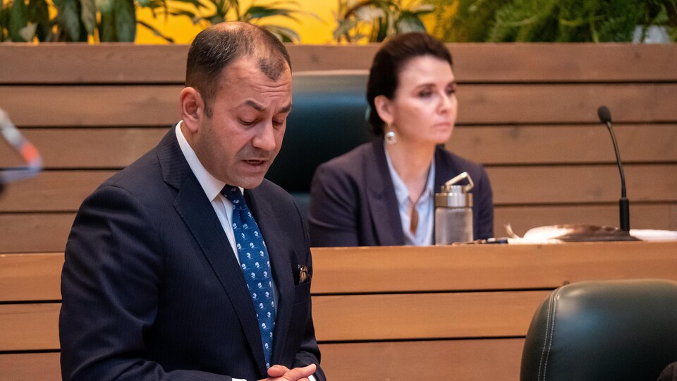 Ranj Pillai s'adresse à l'Assemblée législative du Yukon.