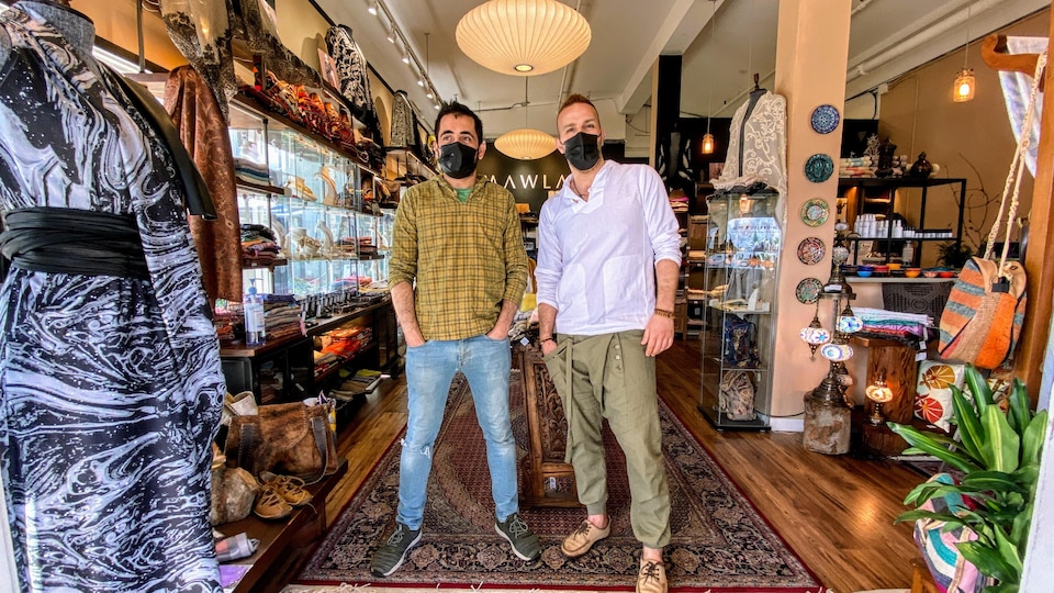 Raphael Machalani et Galilio Aissami dans leur boutique.