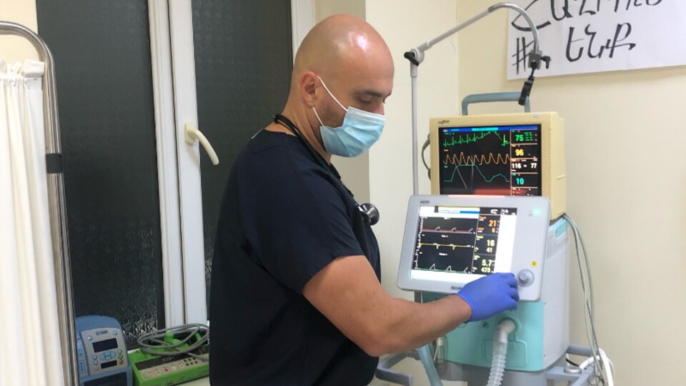 Le Dr Raphael Vartazarmian dans une salle d'opération.