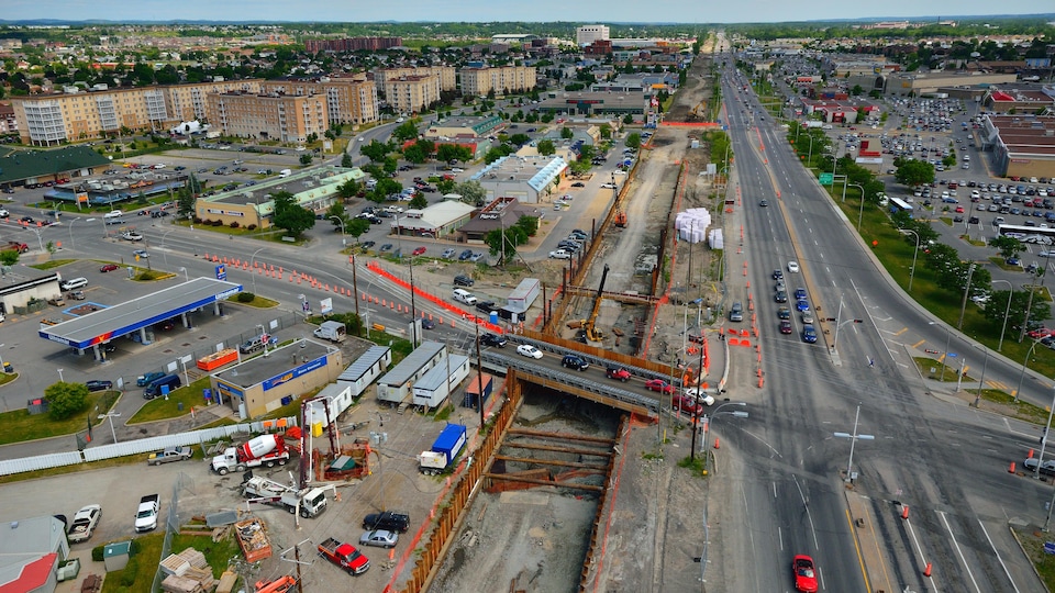 Vue aérienne du chantier de construction à l'intersection de deux grandes artères.