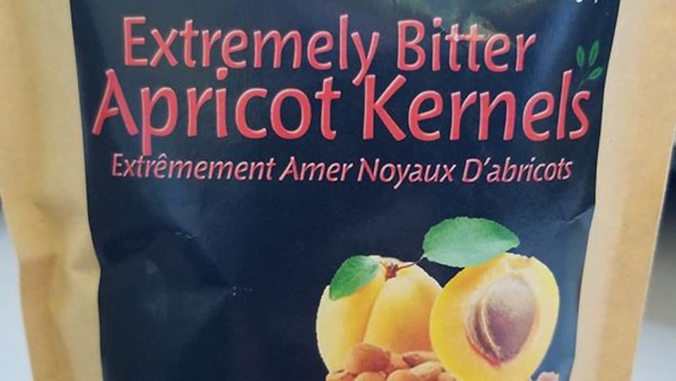 Un emballage de noyaux d'abricots.