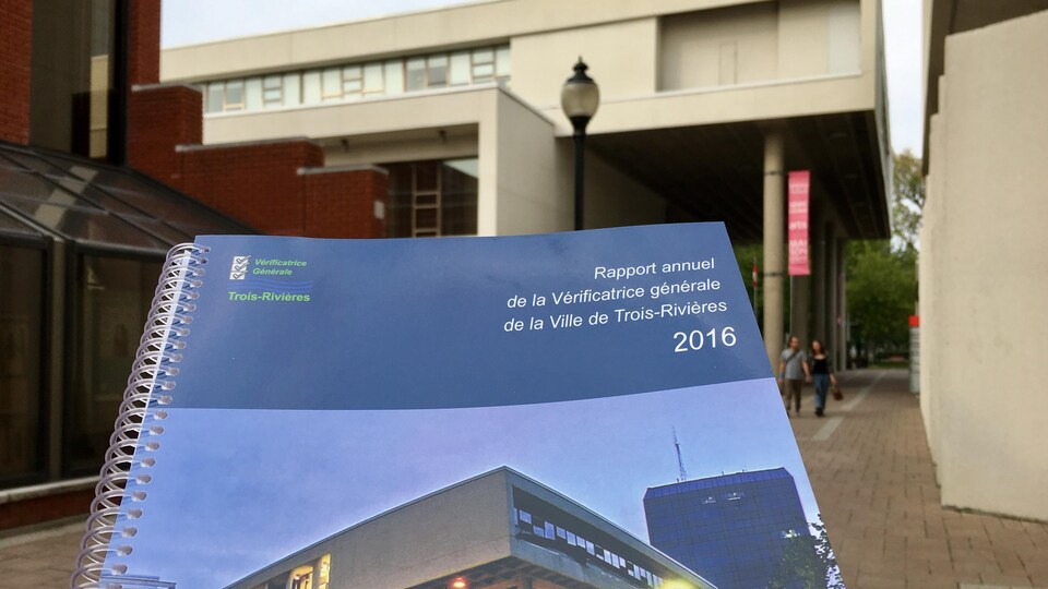 Page couverture d'un rapport avec l'hôtel de ville en arrière