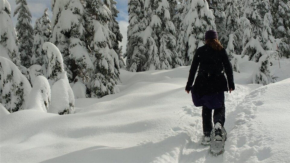 Une femme pratique de la raquette sur la montagne Cypress à West Vancouver en Colombie-Britannique.