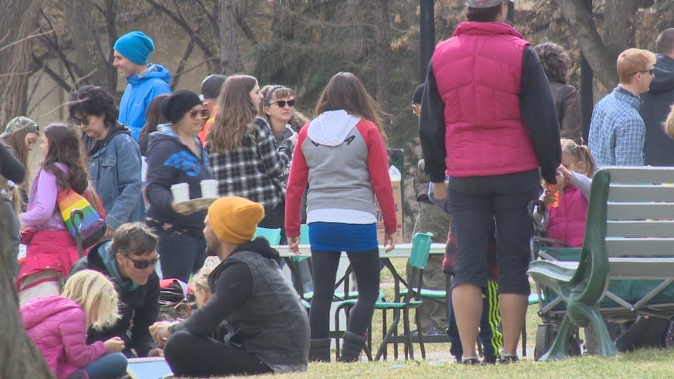 Des personnes sans masques sont rassemblées dans un parc de Saskatoon.