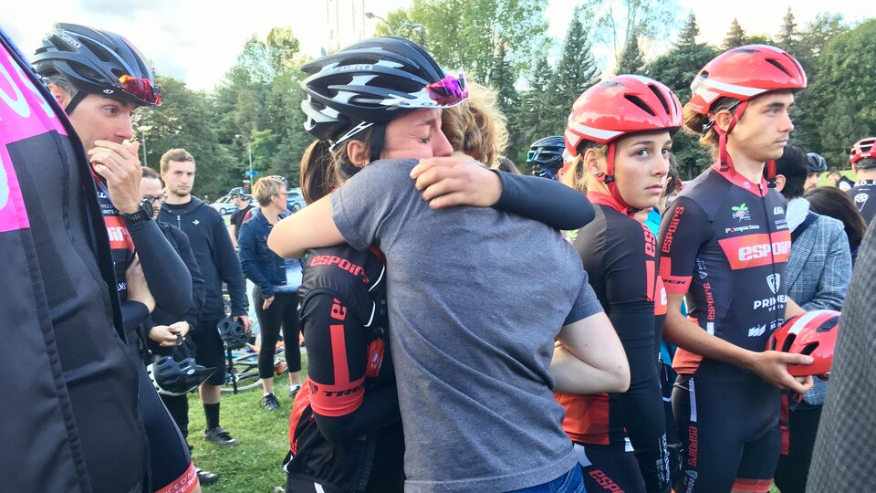 Plusieurs membres du club cycliste Espoirs Laval se sont rassemblés pour se soutenir les uns les autres à la suite du décès de Clément Ouimet, l'un des leurs.