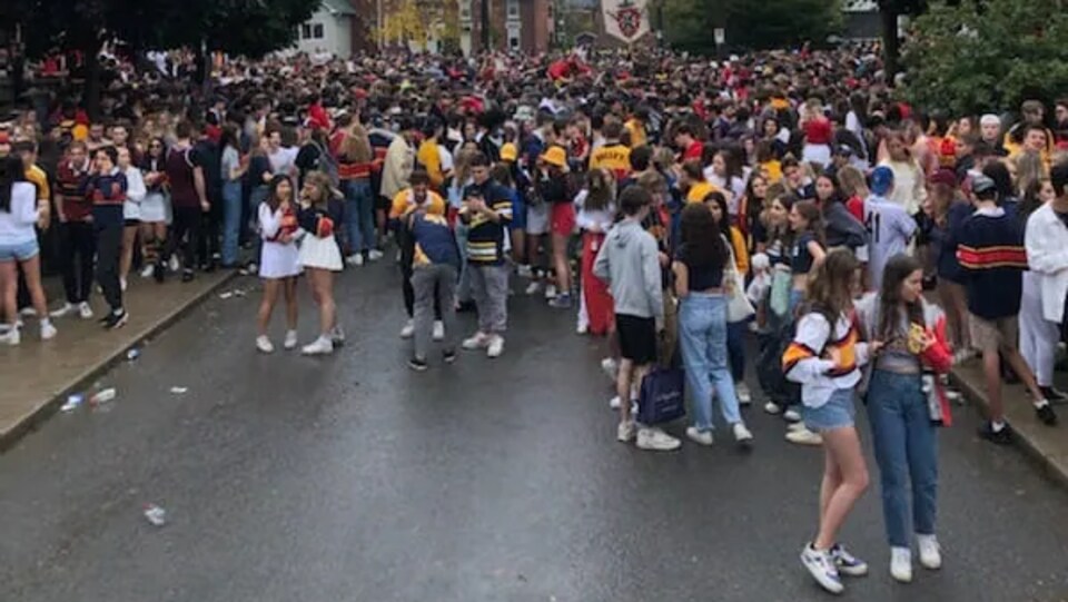 Des milliers d'étudiants participent à une fête de rue.