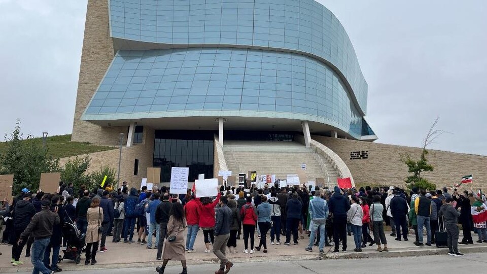 Des personnes réunies devant le Musée pour les droits de la personnes à Winnipeg le 1er octobre 2022.