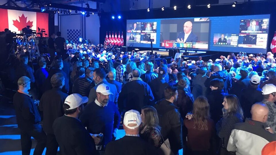 Des gens réunis dans une salle.