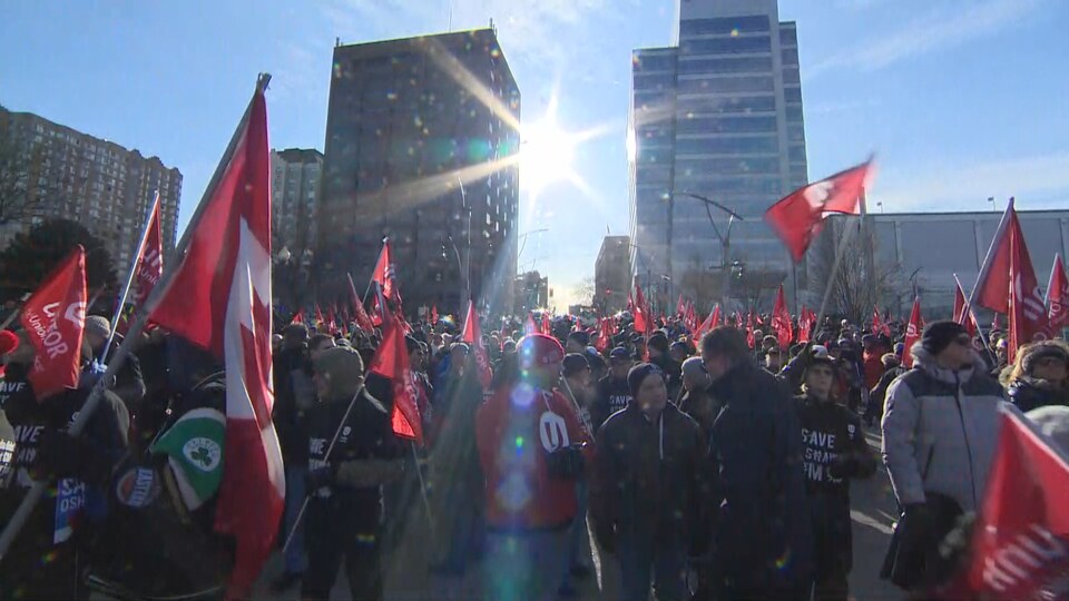 Des centaines de travailleurs du syndicat Unifor sont rassemblés à Windsor pour demander à GM de revenir sur sa décision de fermer son usine à Oshawa.