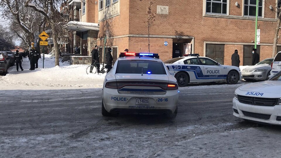 Des voitures de police stationnées autour d'une synagogue.