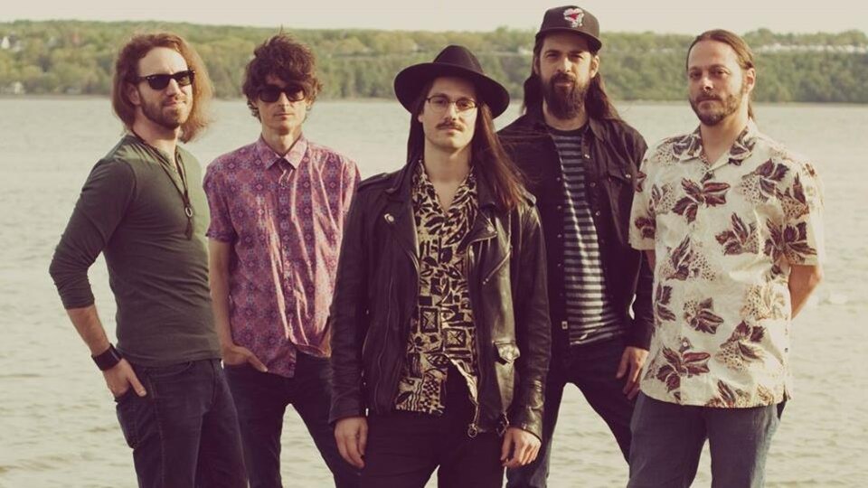 Le groupe Raton Lover pose devant le fleuve