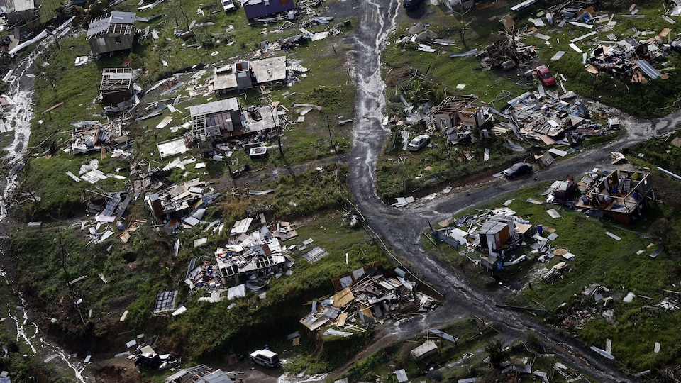 Vue aérienne de Toa Alta à  Porto Rico après le passage de l’ouragan Maria. Scène de désolation, plusieurs maisons détruites.