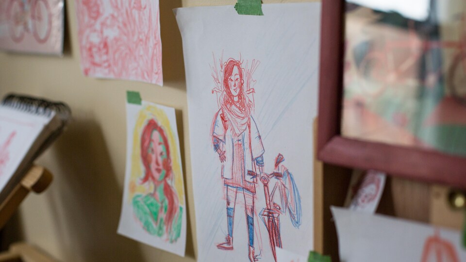 Un dessin représentant Ravy Puth aux côtés d'une bicyclette est accroché au mur.