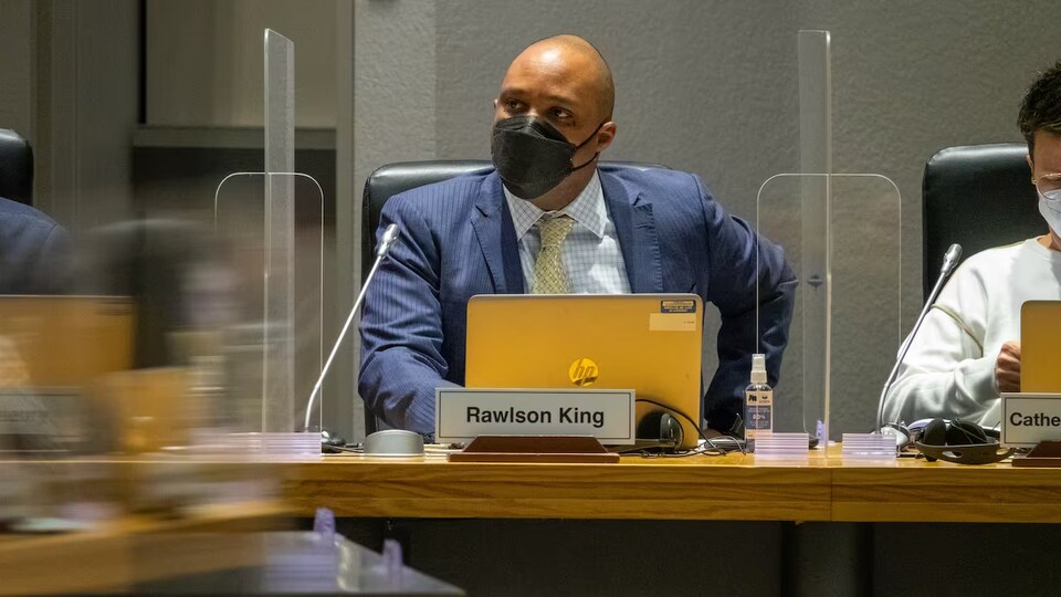 Rawlson King, conseiller du quartier Rideau-Rockcliffe, lors d'une réunion.