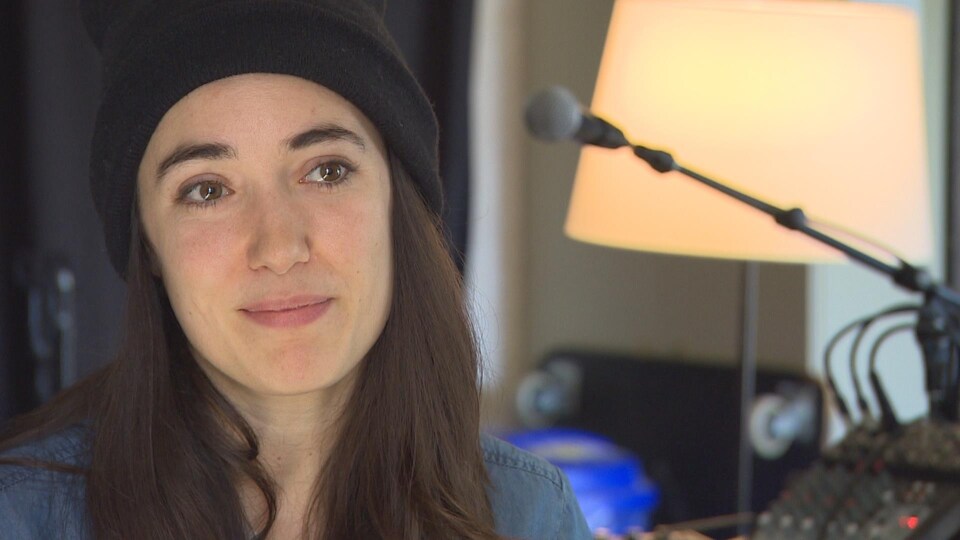 Une fille avec une tuque