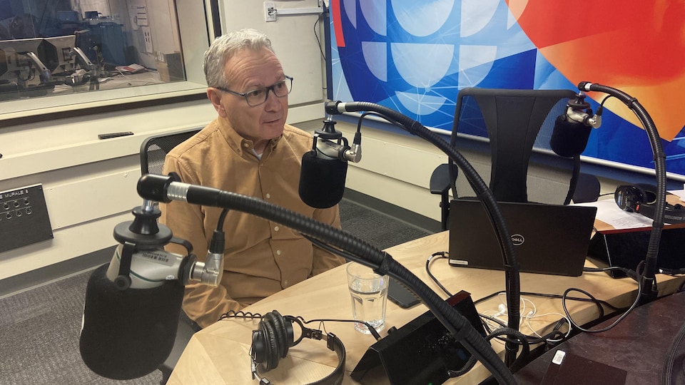 Raynald Thibeault en entrevue dans un studio de radio de Radio-Canada.