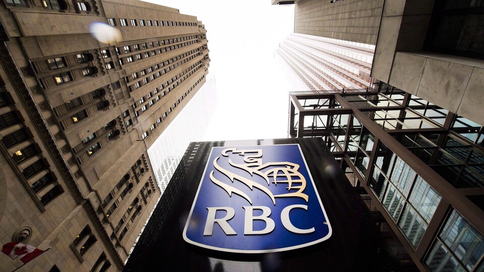 Le logo de la RBC dans le quartier des affaires à Toronto.