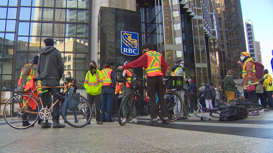 Des manifestants devant le siège de la Banque Royale du Canada à Toronto.