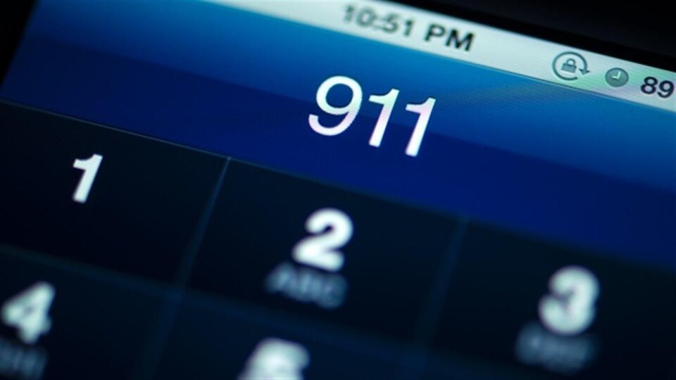 Écran d'un téléphone cellulaire qui indique le chiffre 911.