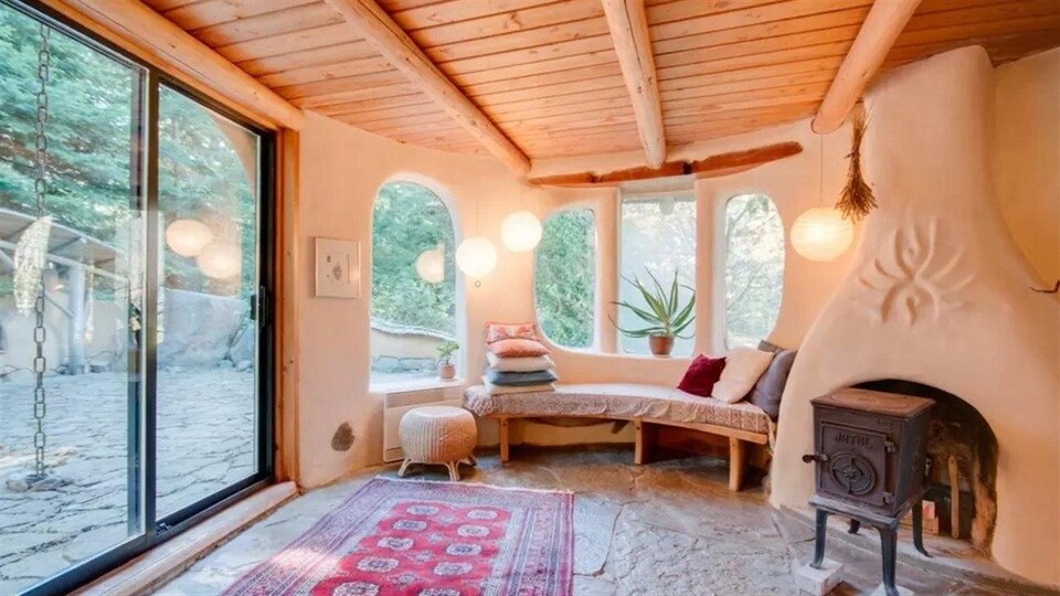 L'intérieur d'un salon style yourte avec un poêle.