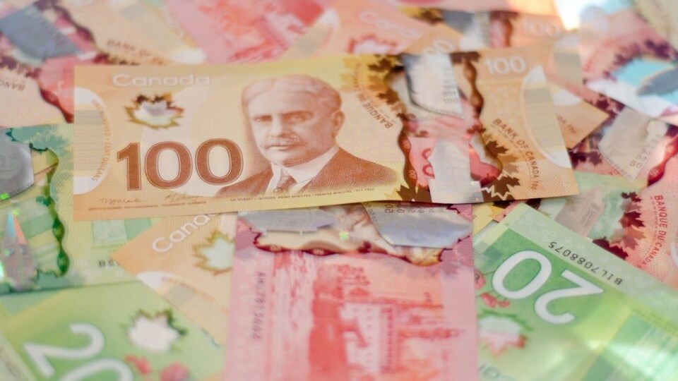 Des billets de dollars canadiens.