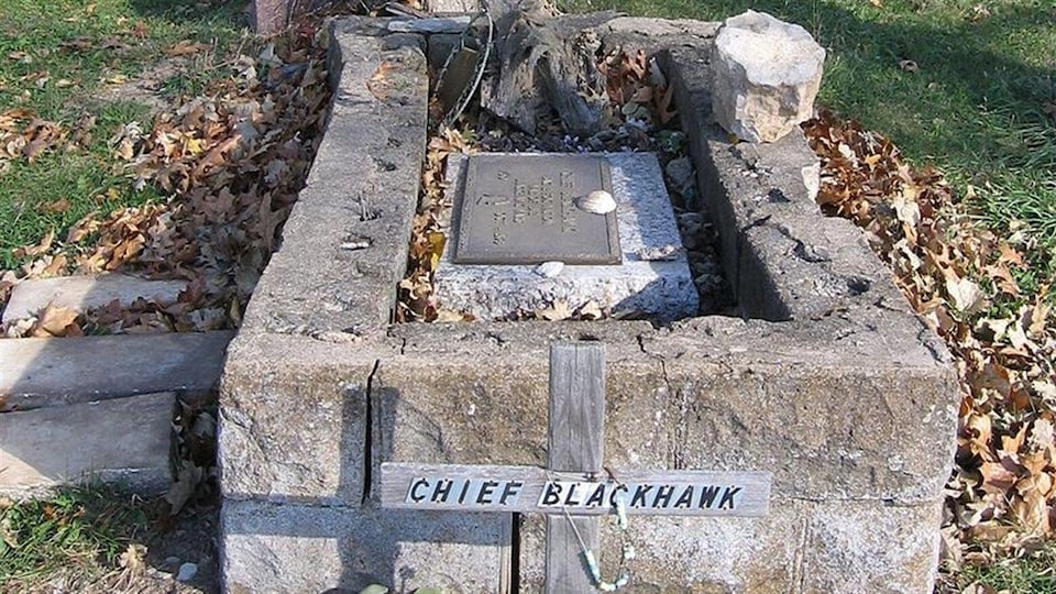 La tombe de Black Hawk au cimetière d'Iowaville.