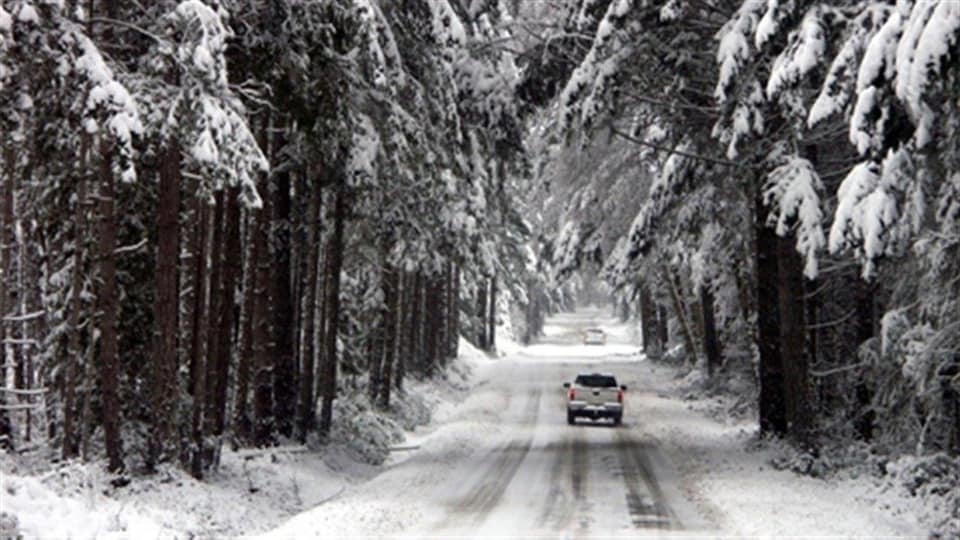 Voiture sur une route eneigé