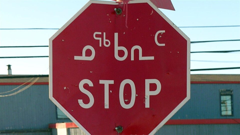 Stop en inuktitut