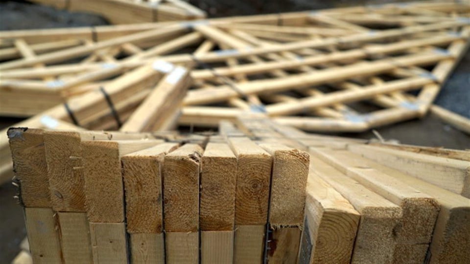 Des planches de bois sur un chantier de construction.