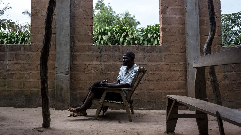 Selon l'ONU, 1,3 million de personne ont été déplacées par le conflit sur le territoire de la RDC, et 40 000 autres ont trouvé refuge en Angola. Cet homme a trouvé refuge au camp de Gungu, en RDC, comme des milliers d'autres personnes.
