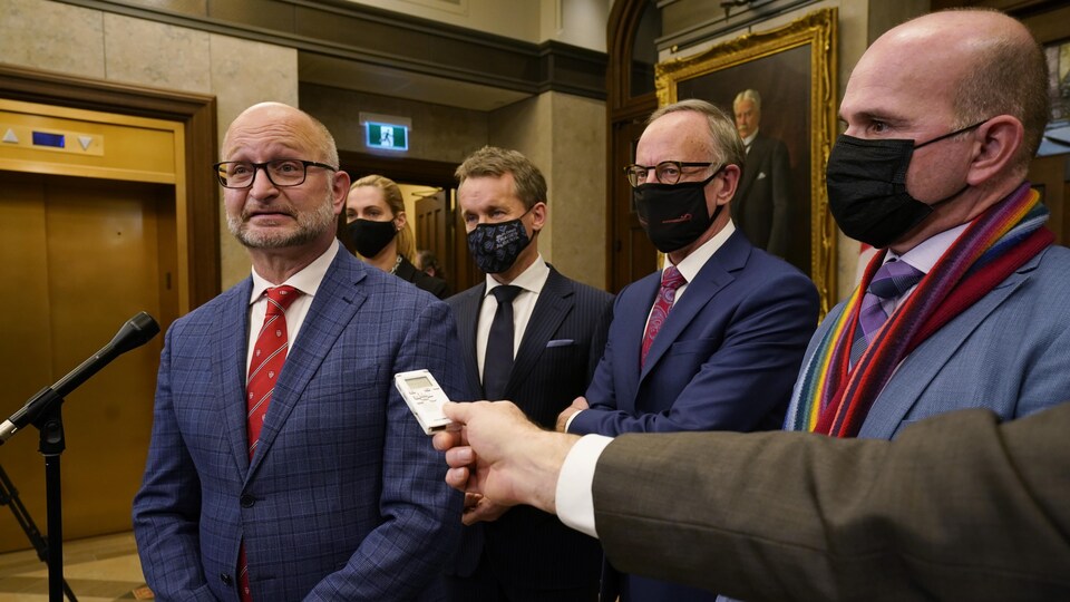 David Lametti s’adresse aux médias.