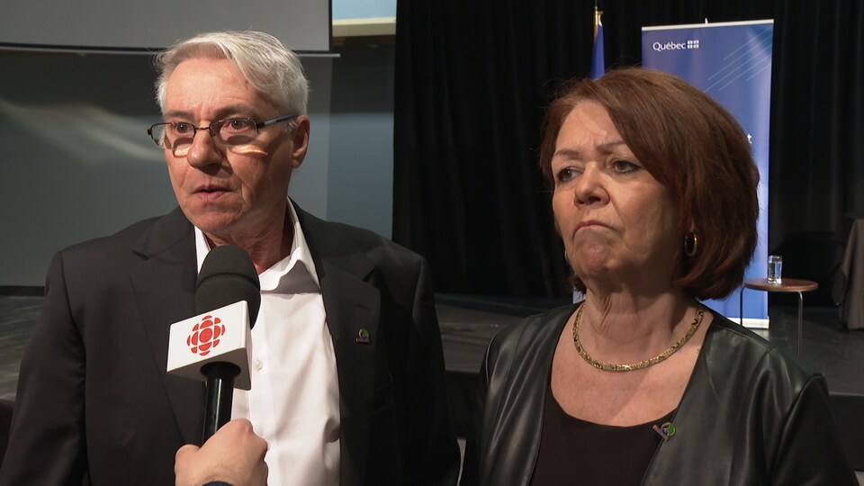 Réal Beauchamp, micro sous le nez, et Diane Dallaire, lors d'une entrevue à Radio-Canada.