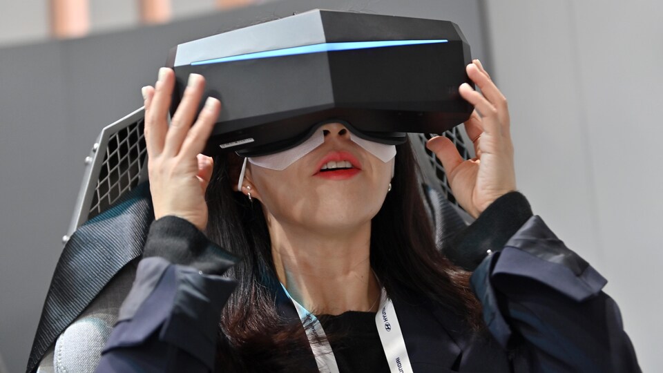 Une dame avec un masque de réalité virtuelle.