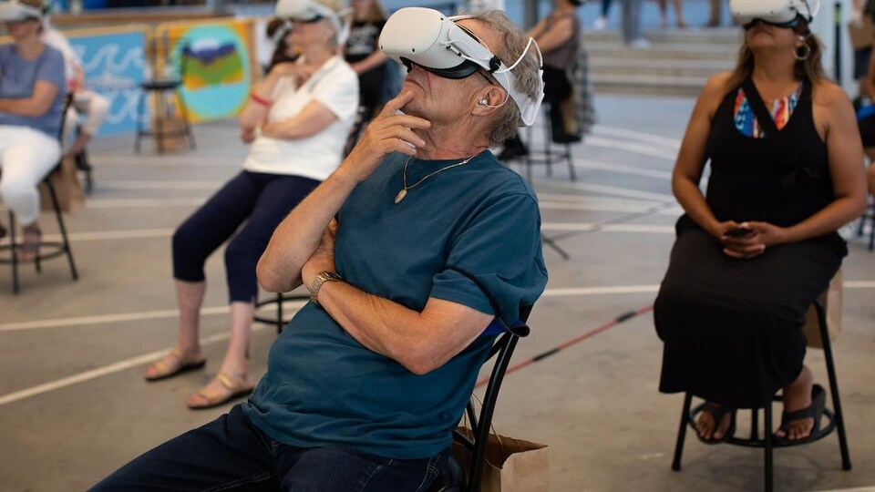 Des gens portent un casque de réalité virtuelle.