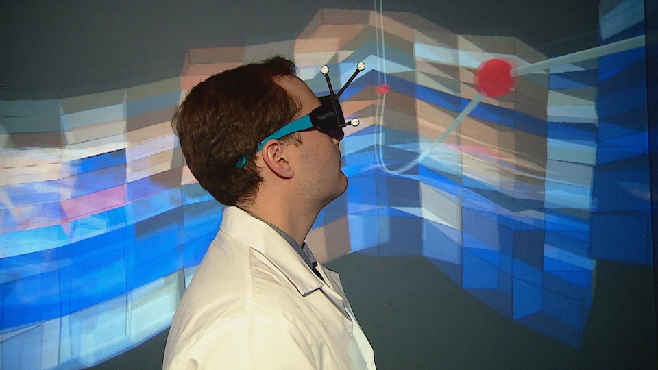 Un des chercheurs du laboratoire de réalité virtuelle de l'Université de Calgary