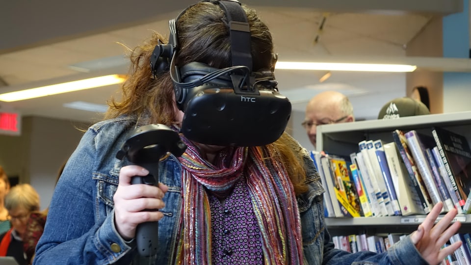 Une personne avec un casque de réalité virtuelle.