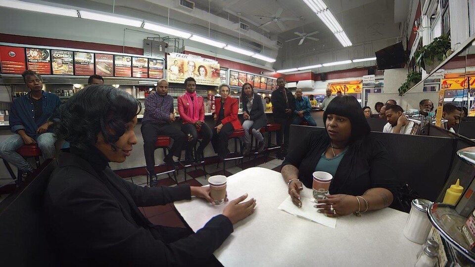 Samaria Rice, la mère de Tamir Rice, discute avec une autre personne en prenant un café dans un restaurant. 