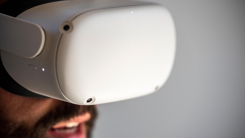 Un homme porte un casque de réalité virtuelle.