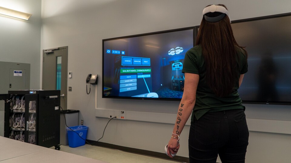 Melanie Burke porte un casque de réalité virtuelle.