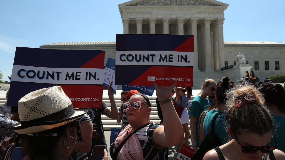 Des pancartes sur lesquelles on peut lire « Count me in » (Inscrivez-moi) sont brandies par des manifestants.