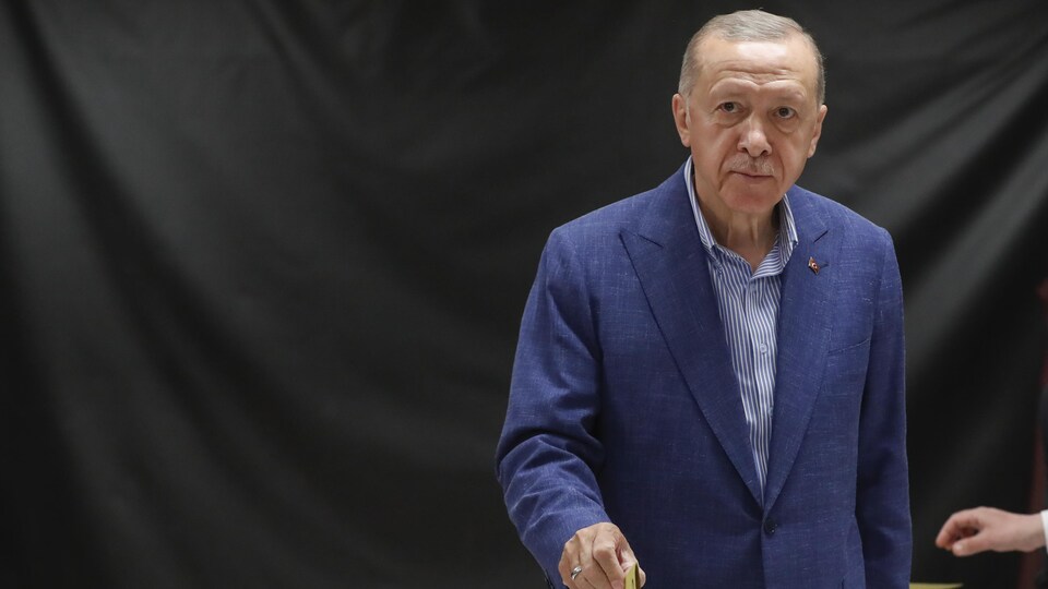 Recep Tayyip Erdogan votes in Istanbul.