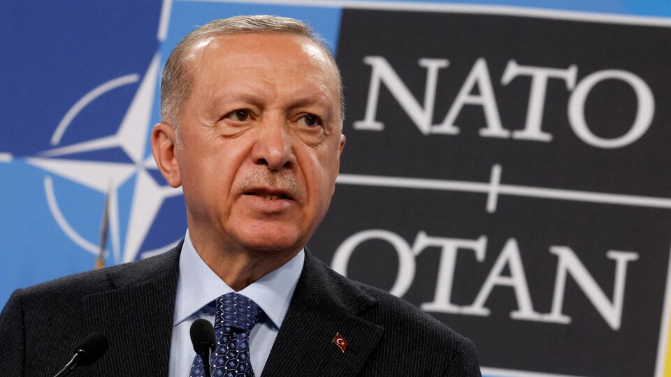 Recep Tayyip Erdogan devant une affiche de l'OTAN.