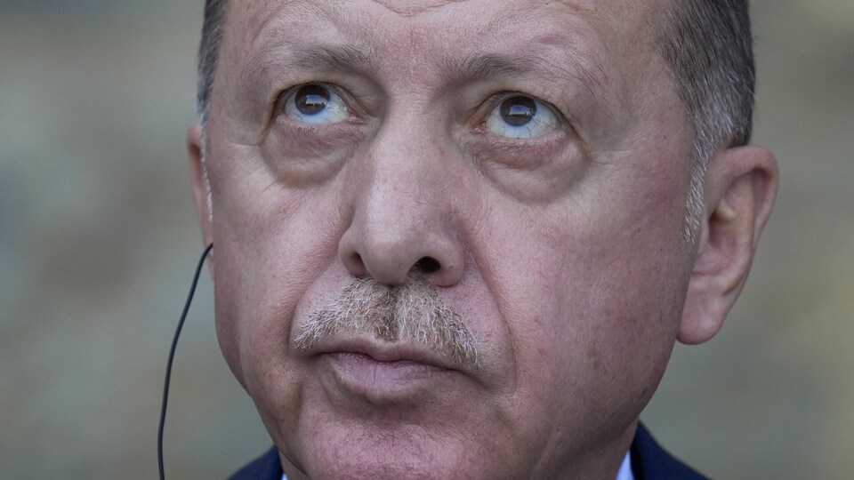 Plan rapproché du président turc Recep Tayyip Erdogan.