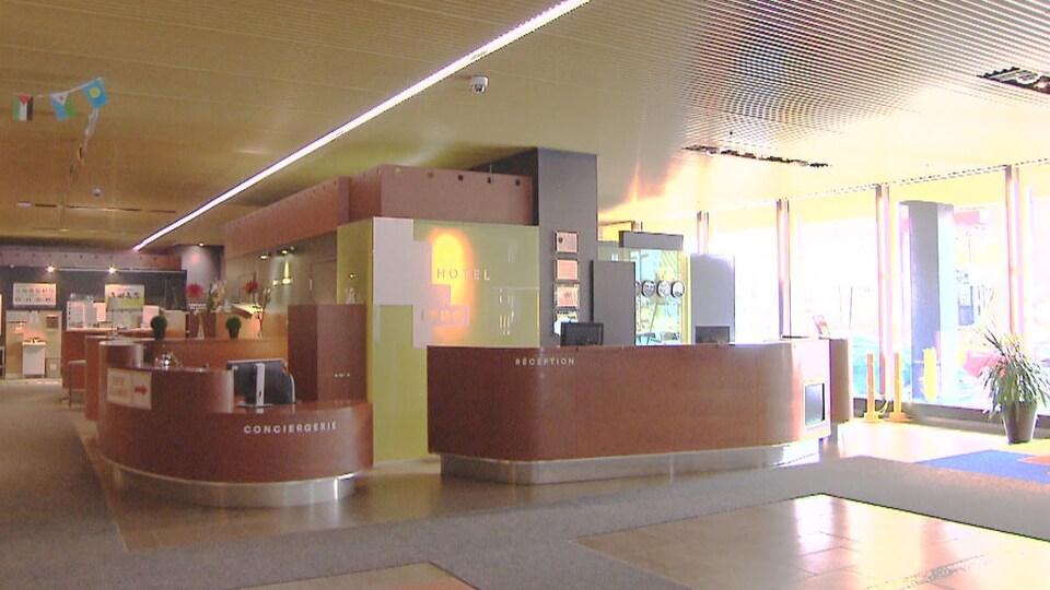 Les comptoirs de la conciergerie et de la réception de l'hôtel-école de l'ITHQ.